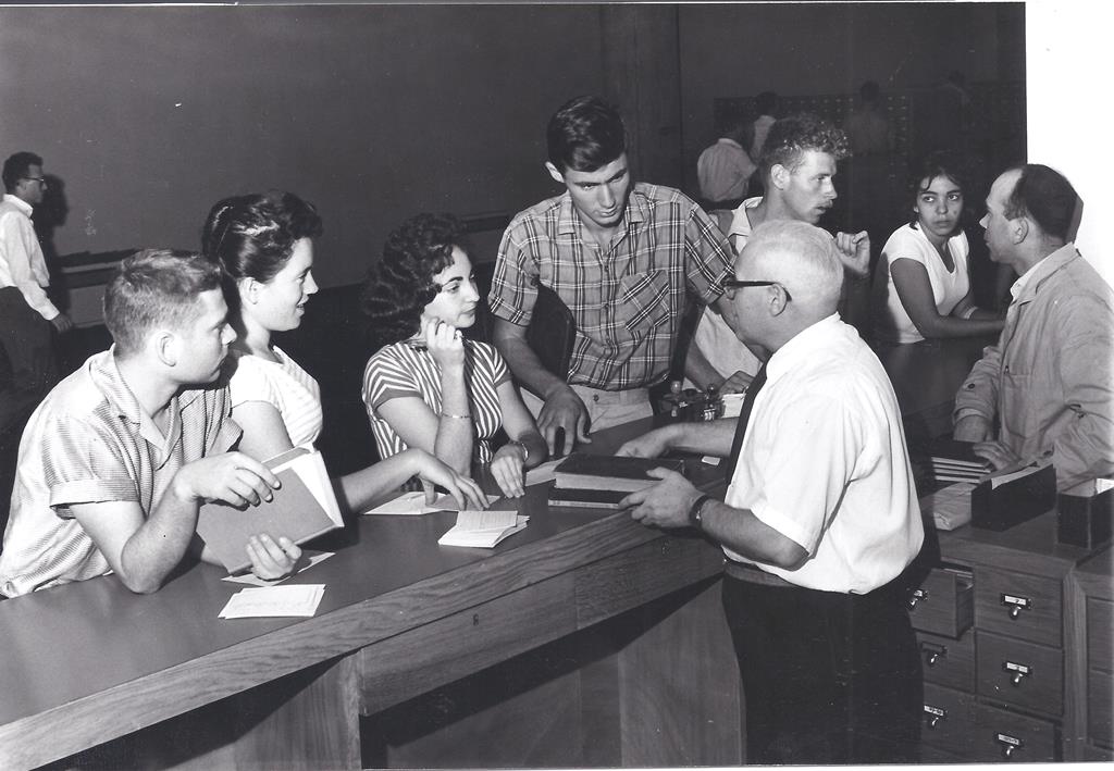 The circulation desk, opening day of the NLI, 1.11.1960 (Photo, David Charis)